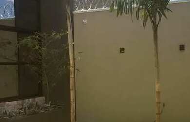 Imagem: A casa possui 3 Dormitórios, 5 Banheiros, 4 Vagas na garagem