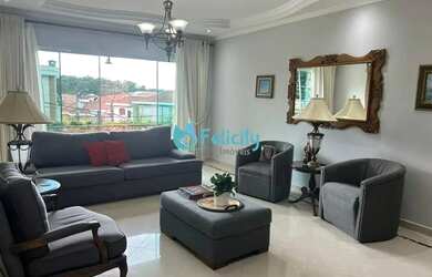 Imagem: A casa possui 4 Dormitórios, 3 Banheiros, 5 Vagas na garagem