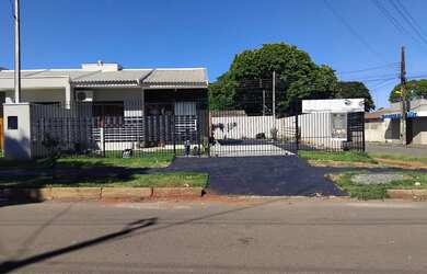 Imagem: A casa possui 2 Dormitórios, 1 Banheiro e 3 Vagas na garagem