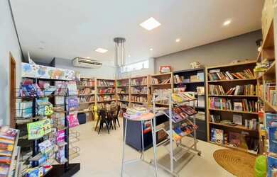 Imagem: O depósito possui 3 Vagas na garagem, 305m² de Área e está