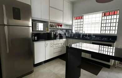 Imagem: A casa possui 4 Dormitórios, 3 Banheiros, 3 Vagas na garagem