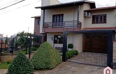 Imagem: A casa possui 4 Dormitórios, 4 Banheiros, 2 Vagas na garagem