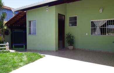 Imagem: A casa possui 3 Dormitórios, 1 Banheiro, 2 Vagas na garagem