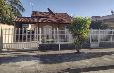 Imagem: A casa possui 4 Dormitórios, 2 Banheiros, 2 Vagas na garagem