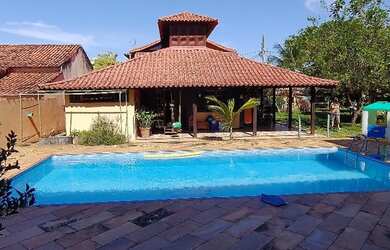 Imagem: A casa possui 4 Dormitórios, 2 Banheiros, 5 Vagas na garagem