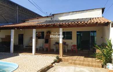 Imagem: A casa possui 3 Dormitórios, 2 Banheiros, 3 Vagas na garagem