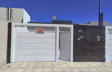 Imagem: A casa possui 3 Dormitórios, 2 Banheiros, 2 Vagas na garagem