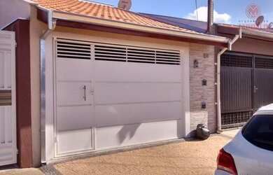 Imagem: A casa possui 3 Dormitórios, 2 Banheiros, 2 Vagas na garagem