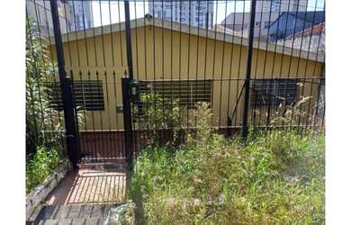 Imagem: A casa possui 4 Dormitórios, 3 Banheiros, 2 Vagas na garagem