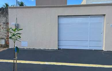 Imagem: A casa possui 3 Dormitórios, 2 Banheiros, 2 Vagas na garagem