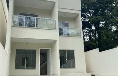 Imagem: A casa possui 3 Dormitórios, 2 Banheiros, 1 Vaga na garagem