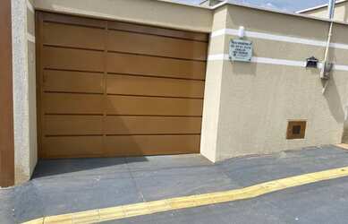 Imagem: A casa possui 2 Dormitórios, 2 Banheiros, 2 Vagas na garagem