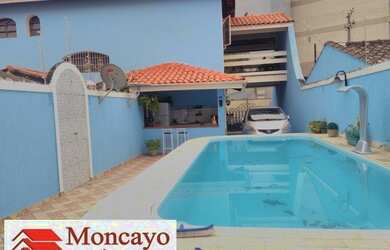 Imagem: A casa possui 4 Dormitórios, 1 Banheiro, 3 Vagas na garagem