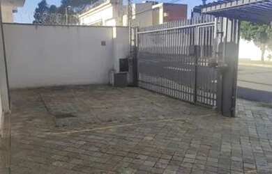 Imagem: A casa possui 3 Dormitórios, 4 Banheiros, 5 Vagas na garagem