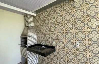 Imagem: A casa possui 3 Dormitórios, 2 Banheiros, 2 Vagas na garagem