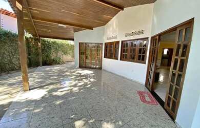 Imagem: A casa possui 3 Dormitórios, 1 Banheiro, 2 Vagas na garagem