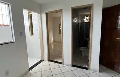 Imagem: A casa possui 3 Dormitórios, 1 Banheiro, 1 Vaga na garagem