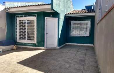 Imagem: A casa possui 2 Dormitórios, 1 Banheiro, 2 Vagas na garagem