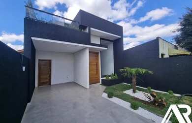 Imagem: A casa possui 3 Dormitórios, 3 Banheiros, 2 Vagas na garagem