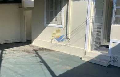 Imagem: A casa possui 3 Dormitórios, 1 Banheiro, 2 Vagas na garagem