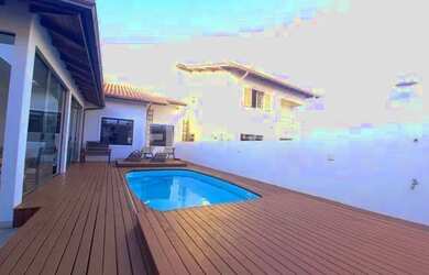 Imagem: A casa possui 4 Dormitórios, 3 Banheiros, 2 Vagas na garagem