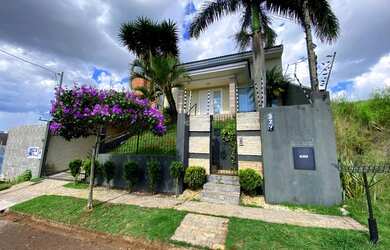 Imagem: A casa possui 2 Dormitórios, 2 Banheiros, 2 Vagas na garagem