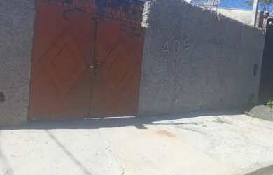 Imagem: A casa possui 2 Dormitórios, 1 Banheiro, 2 Vagas na garagem