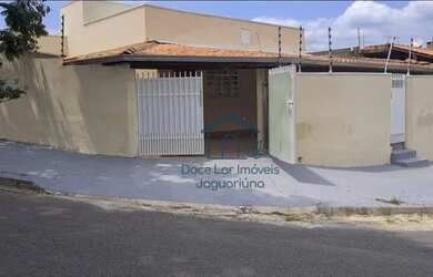 Imagem: A casa possui 4 Dormitórios, 2 Banheiros, 4 Vagas na garagem