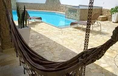 Imagem: A casa possui 4 Dormitórios, 4 Banheiros, 3 Vagas na garagem