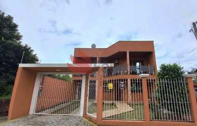 Imagem: A casa possui 3 Dormitórios, 1 Banheiro, 2 Vagas na garagem