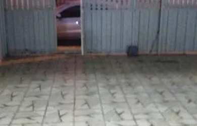 Imagem: A casa possui 2 Dormitórios, 1 Banheiro, 2 Vagas na garagem