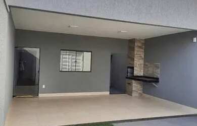 Imagem: A casa possui 3 Dormitórios, 3 Banheiros, 1 Vaga na garagem