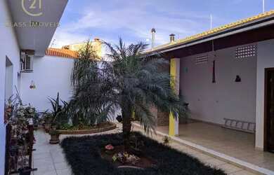 Imagem: A casa possui 3 Dormitórios, 3 Banheiros, 4 Vagas na garagem