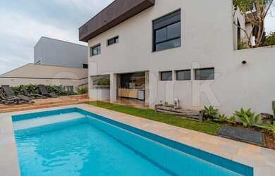 Imagem: A casa em condomínio possui 5 Dormitórios, 5 Banheiros, 4