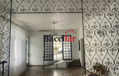 Imagem: A casa possui 3 Dormitórios, 3 Banheiros, 5 Vagas na garagem