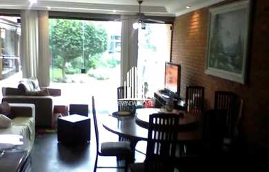 Imagem: A casa possui 4 Dormitórios, 5 Banheiros, 5 Vagas na garagem