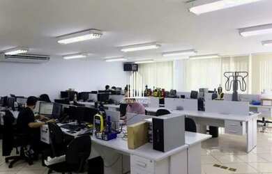 Imagem: O depósito possui 1 Vaga na garagem, 332m² de Área e está