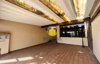 Imagem: A casa possui 3 Dormitórios, 2 Banheiros, 2 Vagas na garagem