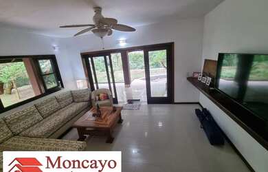 Imagem: A casa possui 4 Dormitórios, 2 Banheiros, 5 Vagas na garagem