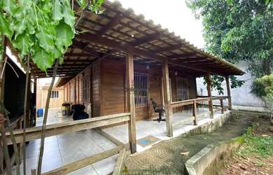 Imagem: A casa possui 3 Dormitórios, 3 Banheiros, 3 Vagas na garagem