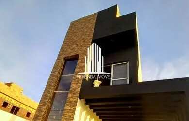 Imagem: A casa em condomínio possui 5 Dormitórios, 4 Banheiros, 3