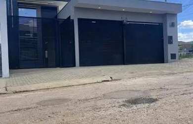 Imagem: A casa possui 3 Dormitórios, 2 Banheiros e está localizado