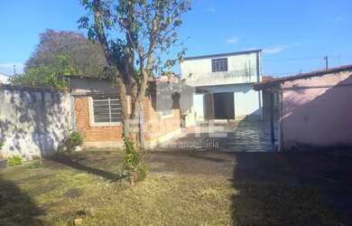 Imagem: A casa possui 3 Dormitórios, 4 Banheiros, 5 Vagas na garagem