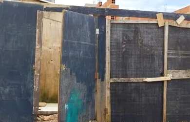 Imagem: A casa possui 2 Dormitórios, 1 Banheiro, 1 Vaga na garagem