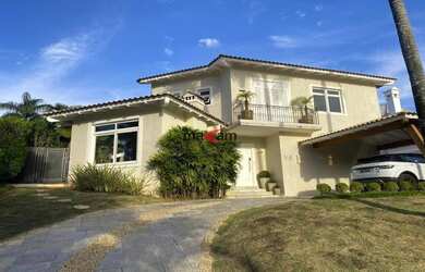 Imagem: A casa possui 4 Dormitórios, 1 Banheiro, 4 Vagas na garagem