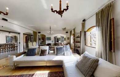 Imagem: A casa possui 4 Dormitórios, 5 Banheiros, 5 Vagas na garagem