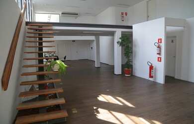 Imagem: O depósito possui 5 Vagas na garagem, 1.200m² de Área e