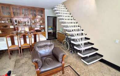 Imagem: A casa possui 4 Dormitórios, 2 Banheiros, 2 Vagas na garagem