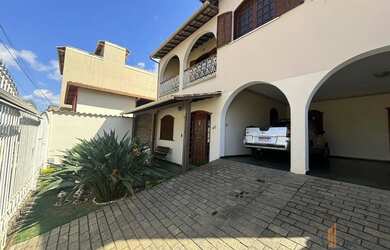 Imagem: A casa possui 4 Dormitórios, 4 Banheiros, 4 Vagas na garagem