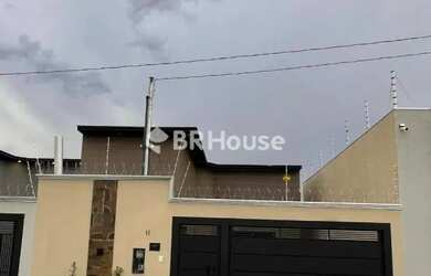 Imagem: A casa possui 3 Dormitórios, 2 Banheiros, 2 Vagas na garagem